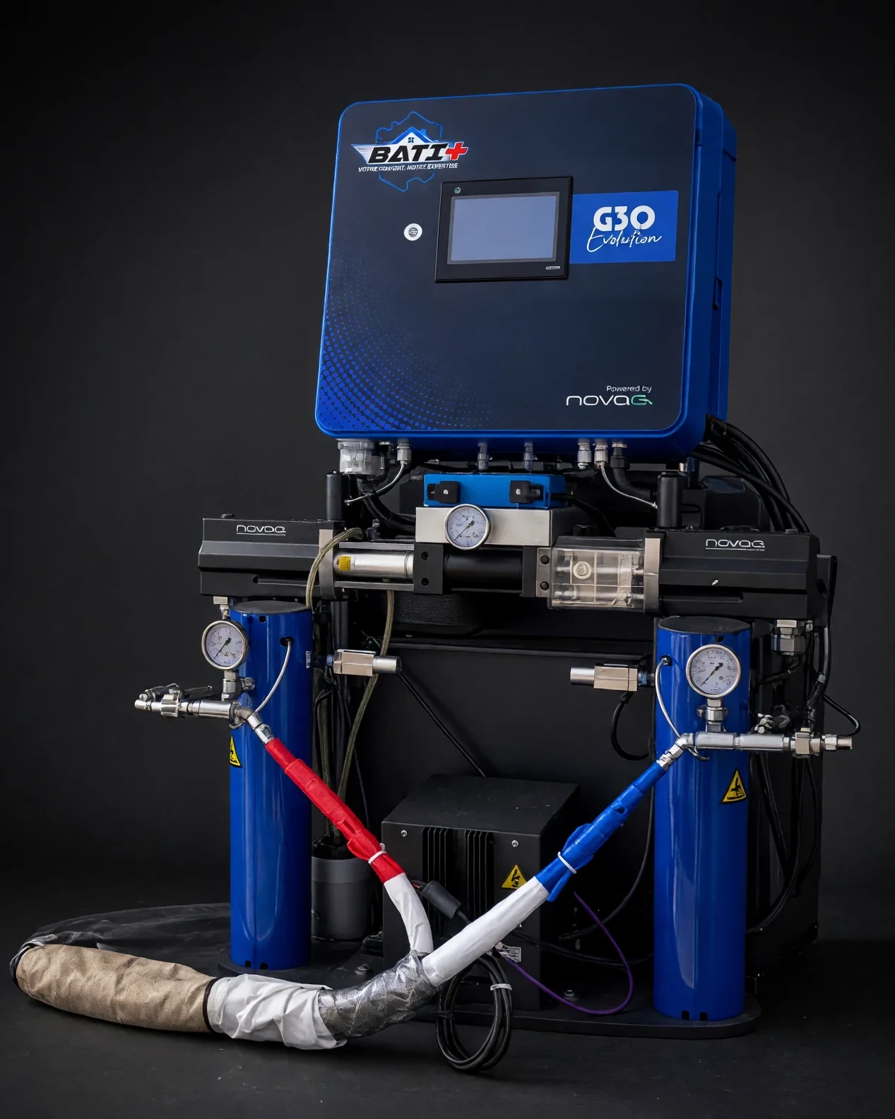 La machine de projection de Batiplus Isolation, ses deux flexibles et ses manomètres