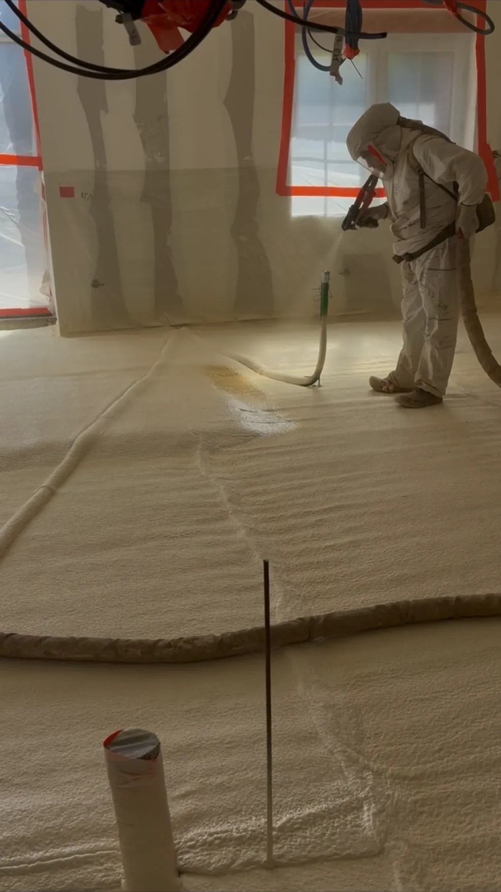 Projection de mousse polyuréthane sur le sol d'une pièce